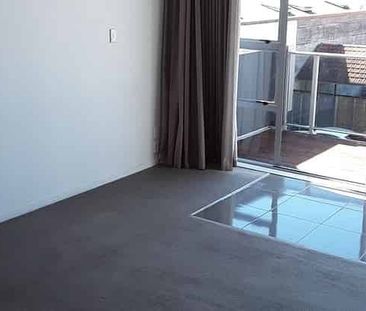 Large modern 3 bedroom Central City Apartment. - Photo 5