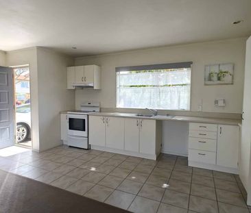 Spacious Family Townhouse in the Heart of Ranui - Photo 3
