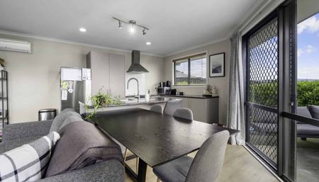 Sun-Filled 4-Bedroom Home with Modern Comforts - Photo 5