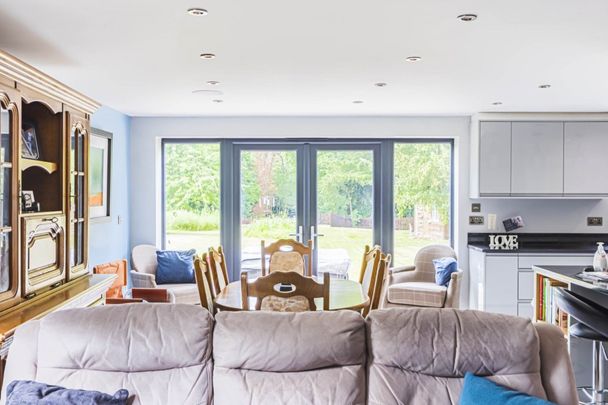 6 bed Detached for rent - Photo 1