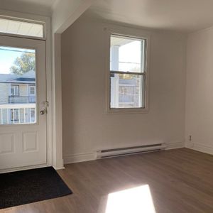 Beau 4 ½ à Saint-Jérôme – 5 électros inclus, 2 stationnement déneigé - Dispo maintenant - Photo 2