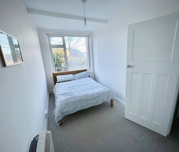 2 Bed Flat, Bonchurch Road, BN2 - Photo 2