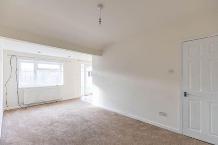 3 bedroom semi-detached bungalow to rent - Photo 5