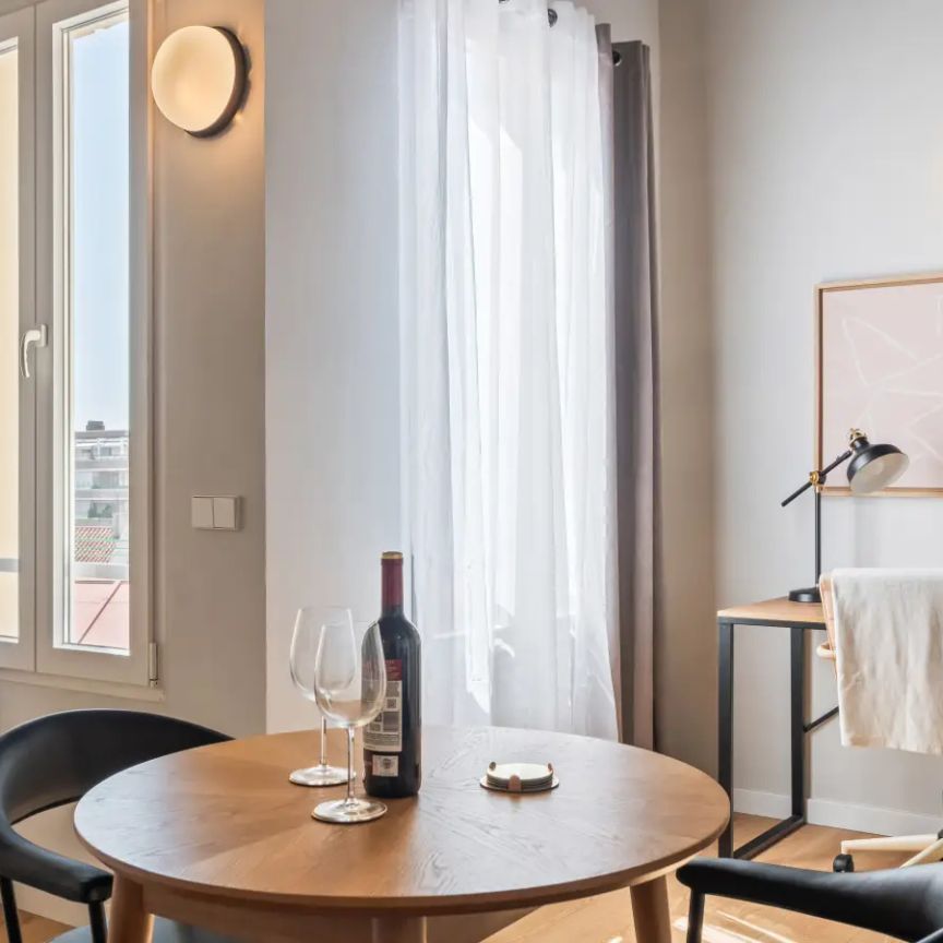 1-bedroom apartment for rent in Almagro, all bills included. - Foto 1