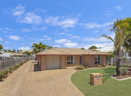 3 BEDROOM UNIT WITH FULLY FENCED YARD, AND GARAGE - Photo 5