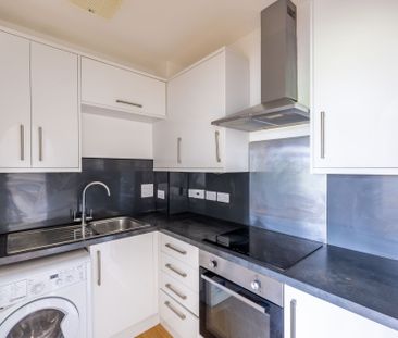 To Let 2 Bedroom Flat - Photo 4