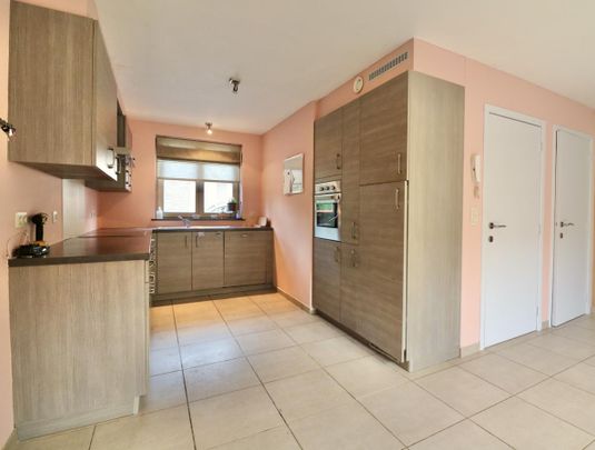 Ruime, energiezuinige woning met 2 slpk, garage, patio, tuin en terras voor 1.095 EUR/mnd - Photo 1