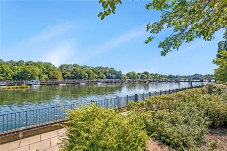 A luxury 2 bed apartment situated beside the River Thames. - Photo 3