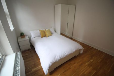 3 bedroom flat to rent - Photo 2