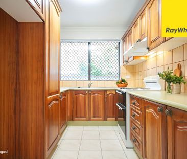 THREE BEDROOM TOWNHOUSE IN EXCELLENT LOCATION - Photo 2