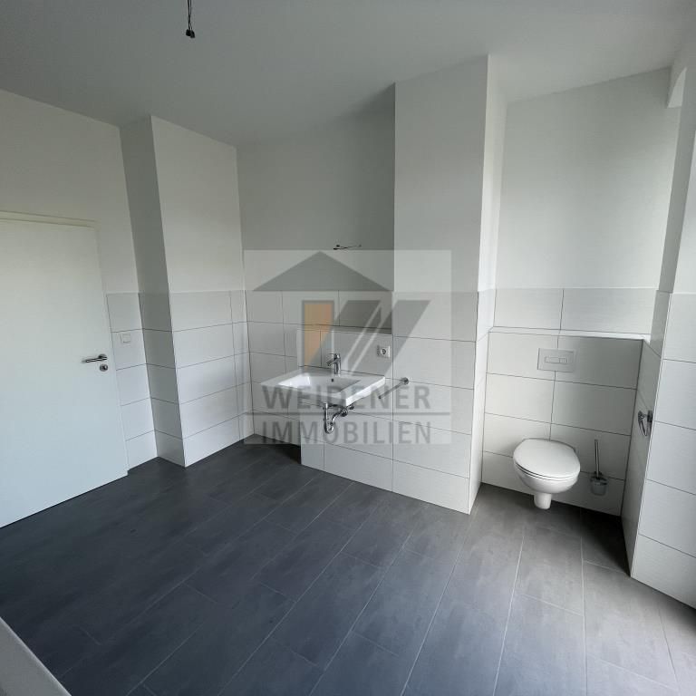 Erstbezug nach Sanierung! 4-Raum-Maisonettewohnung mit Balkon und Terrasse ins Grüne! - Photo 1