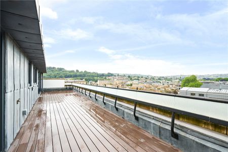 A 4th floor, newly renovated Penthouse apartment in central Bath with 1 bedroom, 1 bathroom and a large terrace with views. - Photo 5