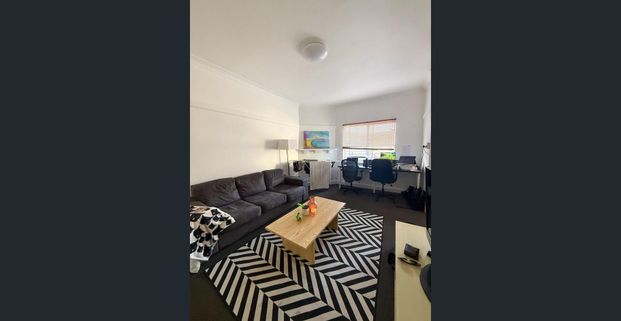 2 Bedroom & sun room Bondi Furnished Unit for Lease - Photo 1