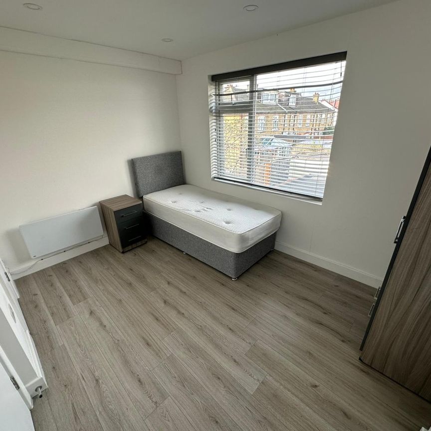Studio Flat, Edgehill Road, CR4 - Photo 1
