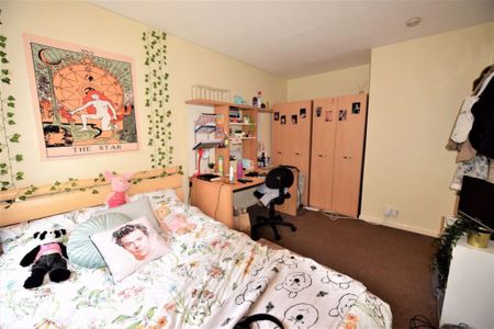 3 bedroom House in St Johns Close, Leeds - Photo 4