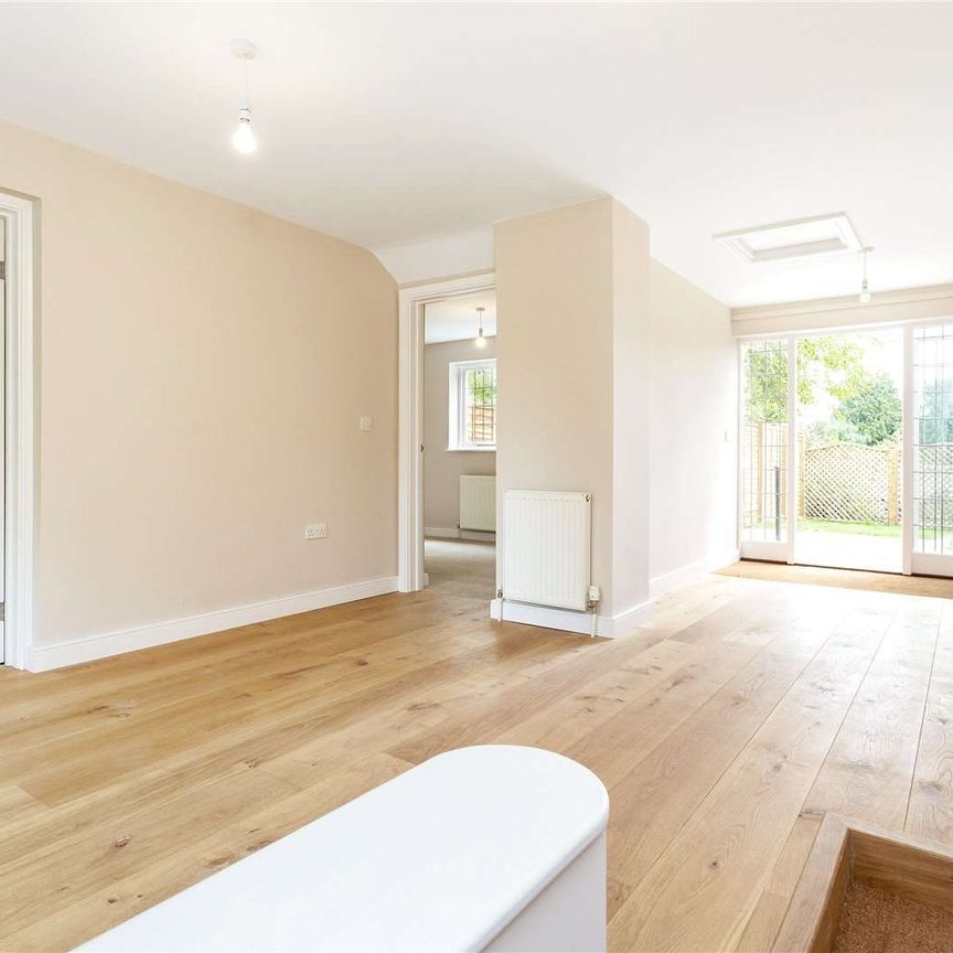 A very pretty cottage in the heart of the popular village of Churchill. - Photo 1