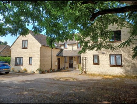 A spacious one bedroom flat situated close to town centre. Short term tenancy only (six months). Do not apply if you are looking for a long term contract - Photo 2