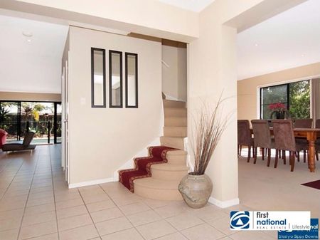 Luxury Family Home with Pool, Space & Prime Location - Photo 4