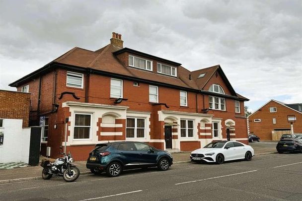 Bedroom Flat In Winton, BH9 - Photo 1