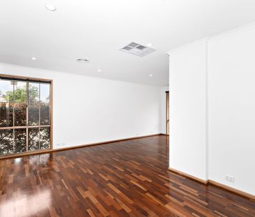 Three bedroom family home - Photo 3