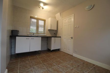 2 bedroom semi-detached house to rent - Photo 4