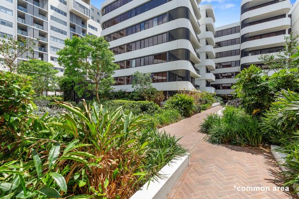 LUXURIOUS APARTMENT WITH STUNNING WATER VIEWS - Photo 1