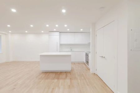 4555 Bonavista Avenue — 2 Bedroom - unit 412 - Photo 3