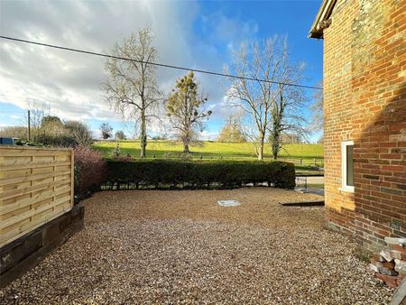 A wonderful 3 bedroom detached property to rent at Welford, approximately 7 miles north of Newbury. - Photo 2