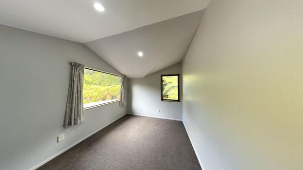 Waikanae - 4 Bedrooms - Photo 1