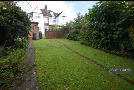 1 bedroom in a flat share to rent - Photo 4