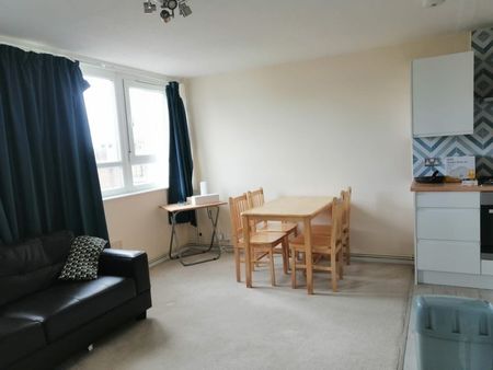 Room in a Shared Flat, Badric Court, SW11 - Photo 4