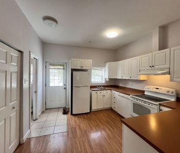3 LEVEL SPACIOUS TOWNHOUSE | 286 CROWN DRIVE | AVAILABLE OCT 15 - Photo 3