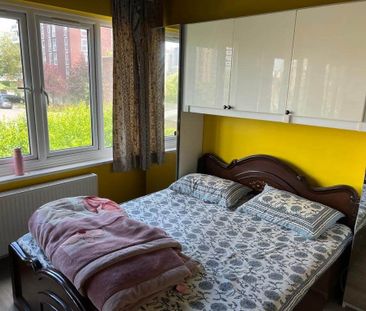 4 Bed Terraced House, Turnpike Link, CR0 - Photo 4