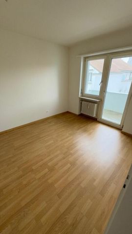 SCHÖNE 2.5 ZIMMERWOHNUNG MIT BALKON LIFT UND KELLER PER 1.11.2025 - Foto 3