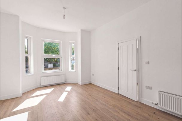 A beautifully renovated ground floor apartment in a prime Teddington location. - Photo 1