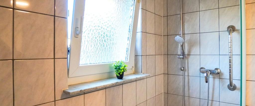 Frisch sanierte 2-Zimmer Wohnung im Erdgeschoss "Erstbezug" - Photo 1