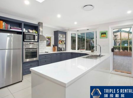 Spacious modern three bedrooms plus one big study room & Outdoor pool and stunning private garden & Furnitures option & Energy saver with solar panel - Photo 5