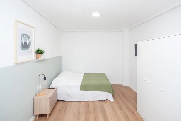 Carrer de les Illes Canàries, Valencia, Valencian Community 46023 - Photo 1