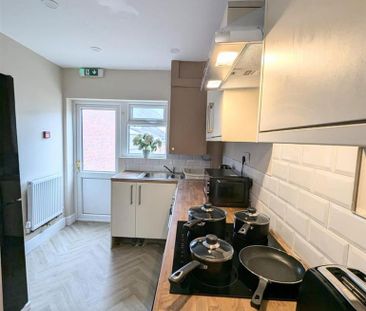 3 bedroom end of terrace house to rent - Photo 6