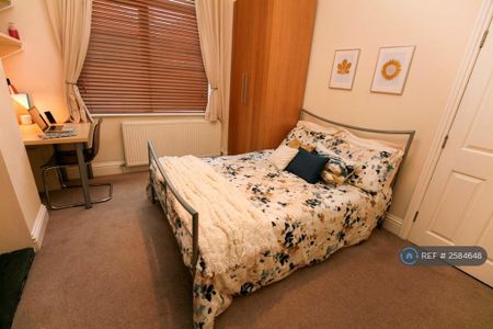 1 bedroom in a house share to rent - Photo 2