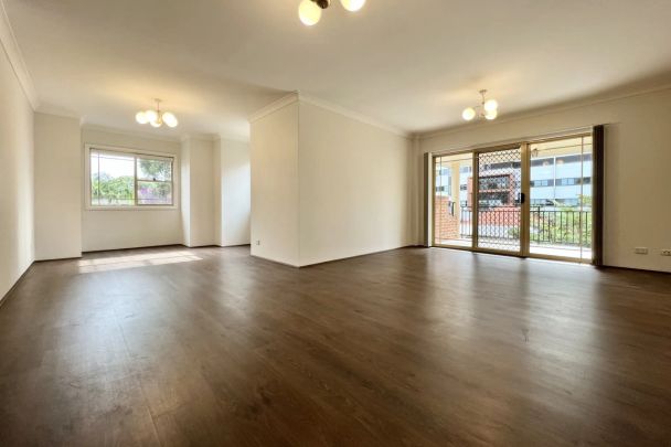 Spacious Two Bedroom Apartment With Double Lock Up Garage - Photo 1