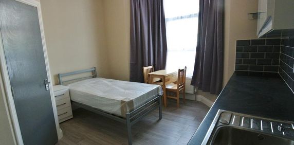 Studio to rent - Photo 2