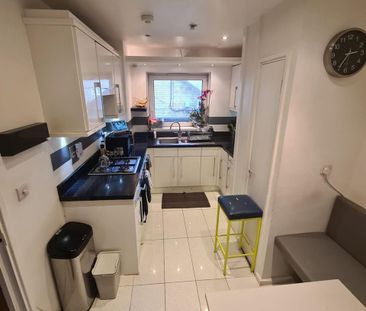 3 Bed Flat, Bartholomew Street, SE1 - Photo 1