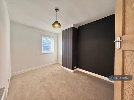 3 bedroom end of terrace house to rent - Photo 3
