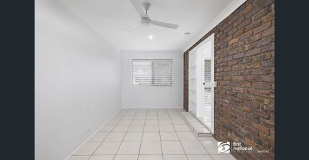 BEAUTIFULLY RENOVATED FAMILY HOME IN ALEXANDRA HILLS - Photo 4