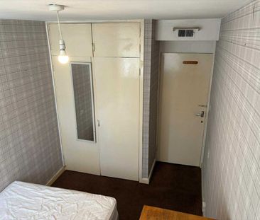 Room in a Shared Flat, York Road, SW11 - Photo 1
