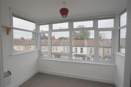 Southview Drive, Westcliff On Sea - Photo 2