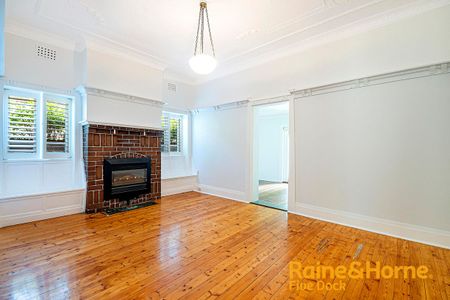 Charming 3 Bedroom Home In Prime Location - Photo 2