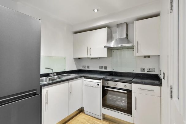 3 Bed Flat - Photo 1