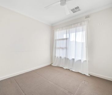 LOW MAINTENANCE TWO BEDROOM UNIT, MINUTES FROM THE CBD - Photo 2